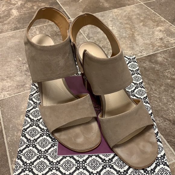 Tan block heels - Picture 2 of 4